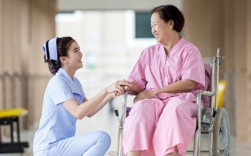 Tại Việt Nam, ngành y tế và chăm sóc sức khỏe đang "khát nhân lực"