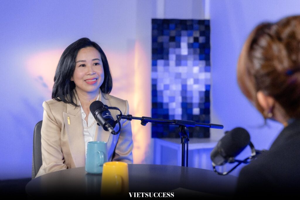 “Các chuyên viên tư vấn ngày nay rất chuyên nghiệp và hiểu biết. Không chỉ bó hẹp trong chuyên môn của mình, họ còn có sự am hiểu sâu rộng các lĩnh vực khác, để có thể cung cấp cho khách hàng một kế hoạch tài chính toàn diện, đầy đủ hơn.”